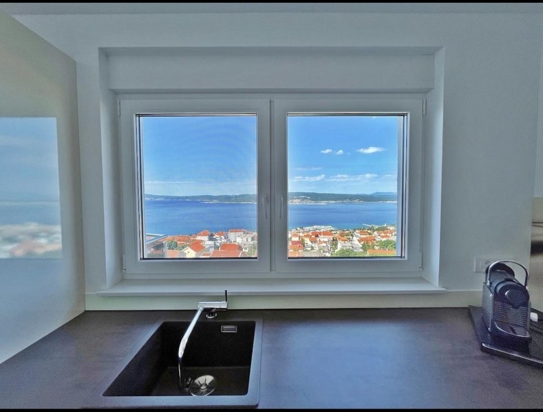 Výhľad na more a mesto z kuchynského okna.