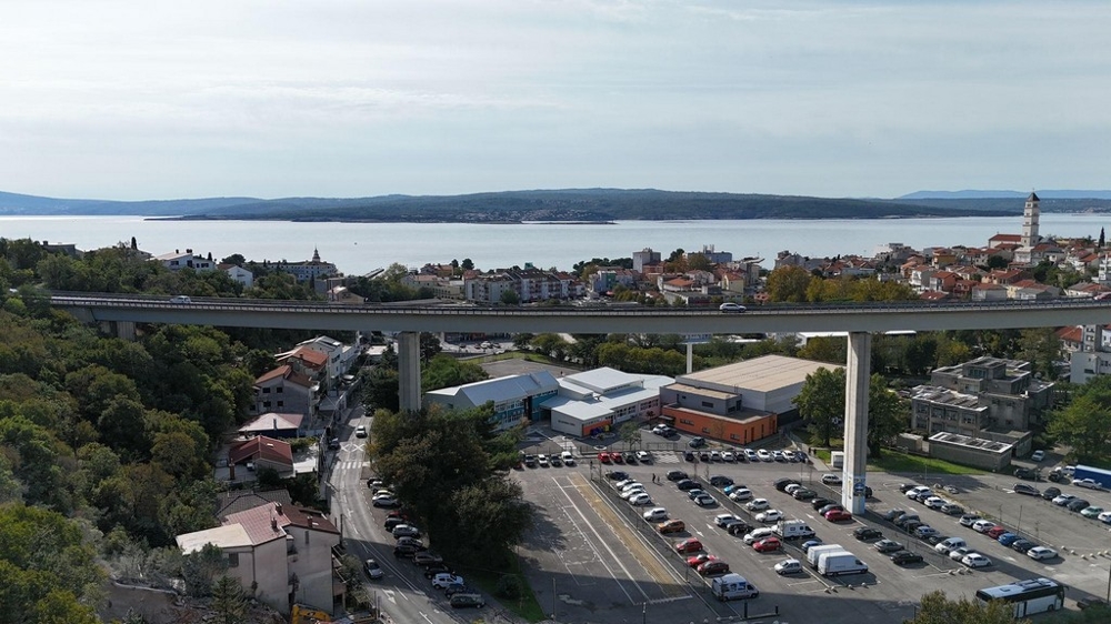 Pohľad na pobrežnú cestu a more v Crikvenici.