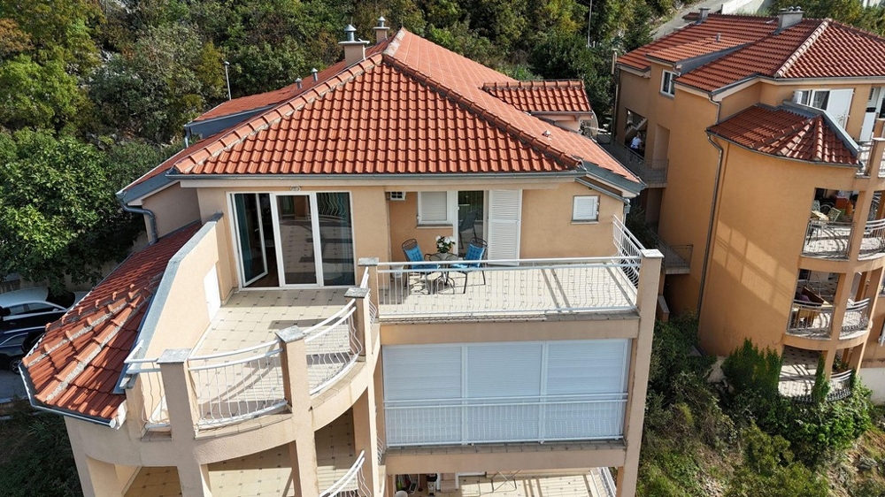 Vonkajší pohľad na budovu s niekoľkými balkónmi a strechou z červenej škridly