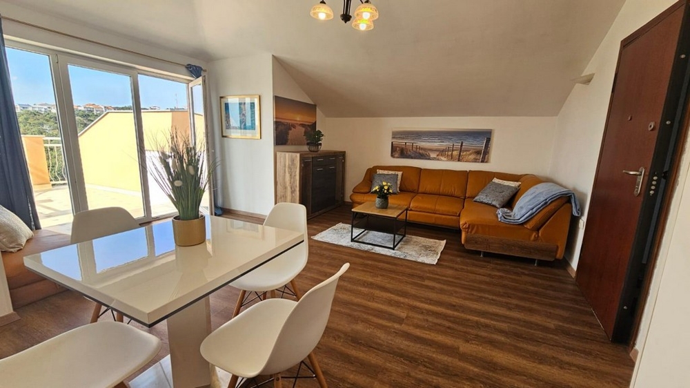 Útulná obývačka s hnedou pohovkou