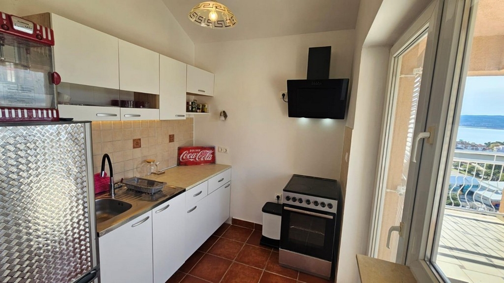 Kuchyňa a výhľad na terasu.