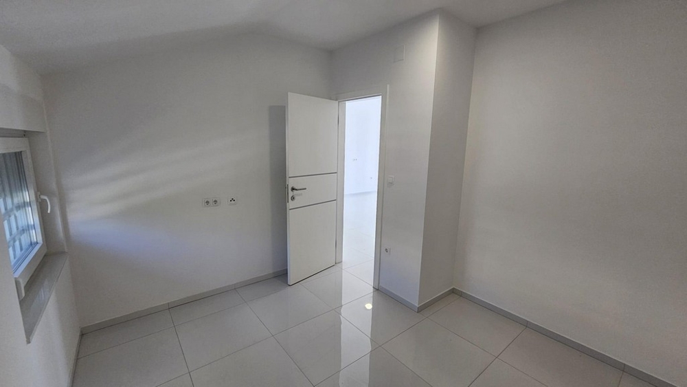 Malá izba s bielymi dverami