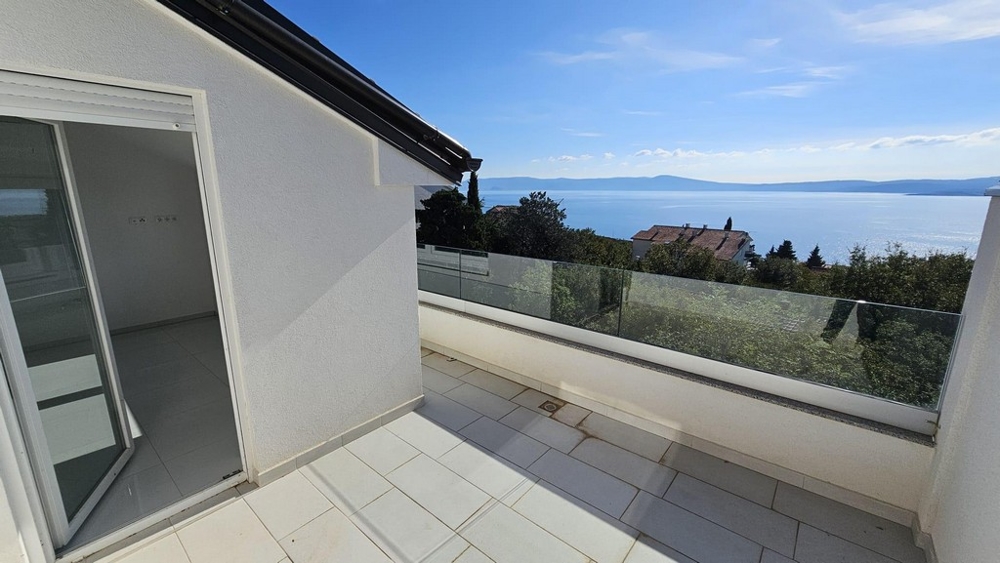 Krásny výhľad na more z terasy nehnuteľnosti A3499 v Chorvátsku.
