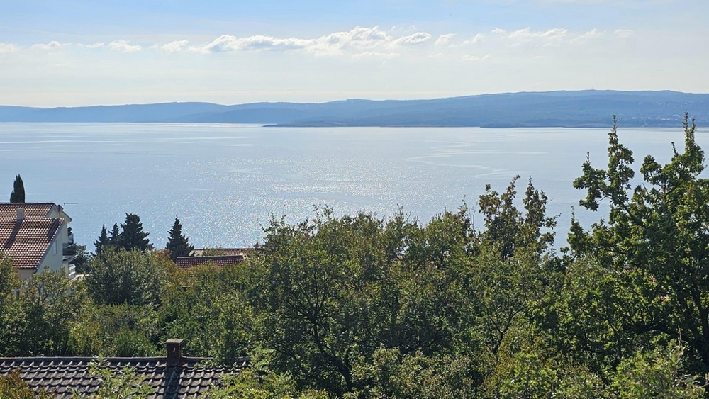 Fantastický a ničím nerušený výhľad na more z nehnuteľnosti A3499 v Crikvenici.