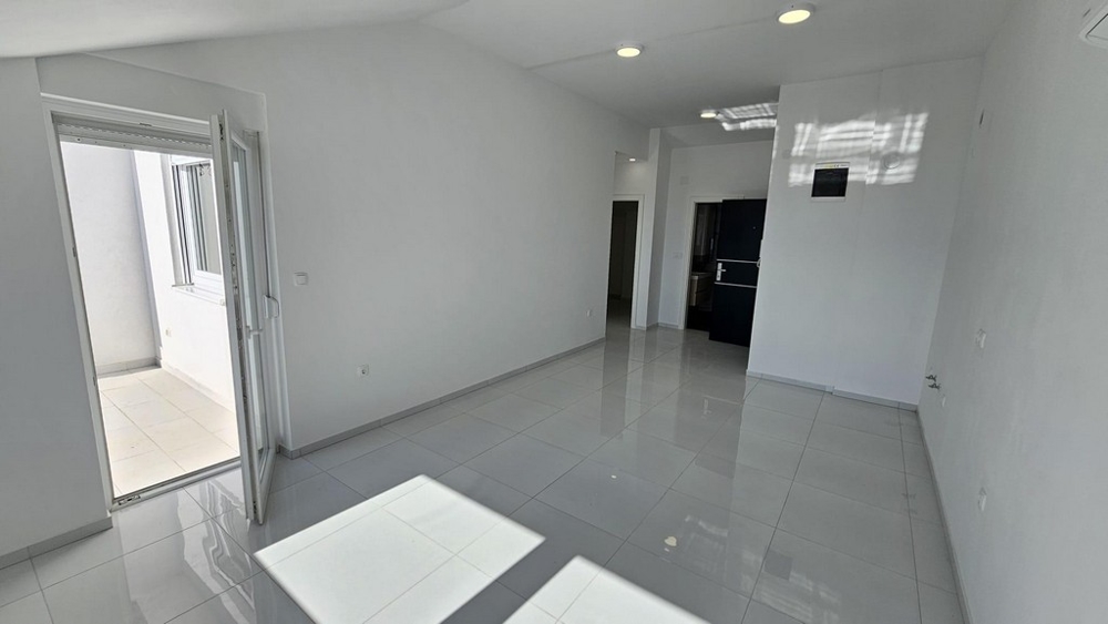 Izba s výhľadom na balkón a vchod