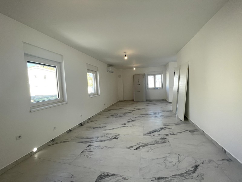 Svetlá obývacia izba s mramorovými podlahami