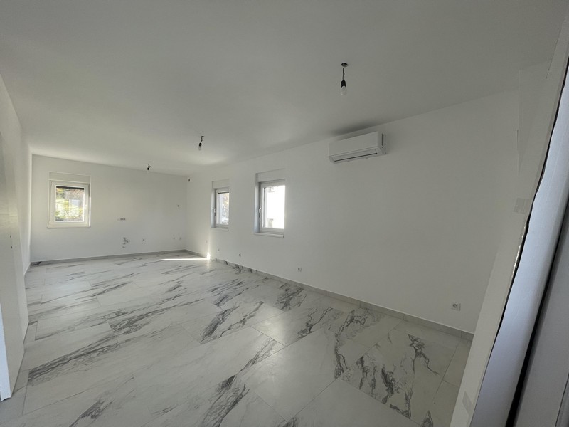 Spálňa s dvomi oknami