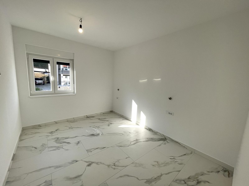 Druhá spálňa s mramorovými podlahami