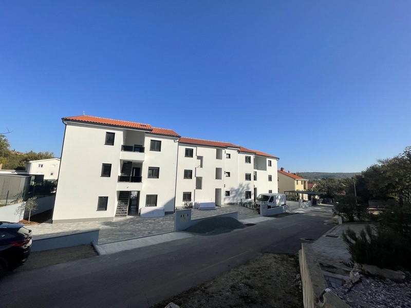 Vonkajší pohľad na novostavbu s niekoľkými bytmi