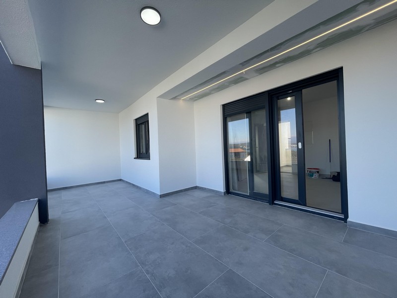 Veľká terasa s dláždenými podlahami a osvetlením