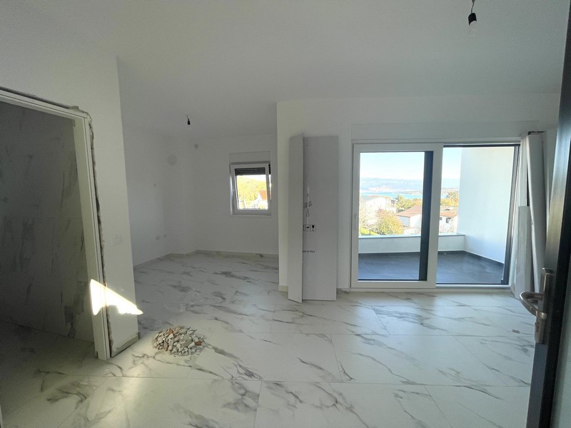 Obývacia izba s prístupom na terasu a výhľadom na more