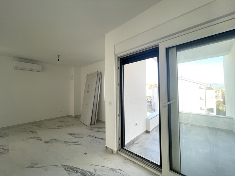 Otvorený obývací priestor s veľkým oknom