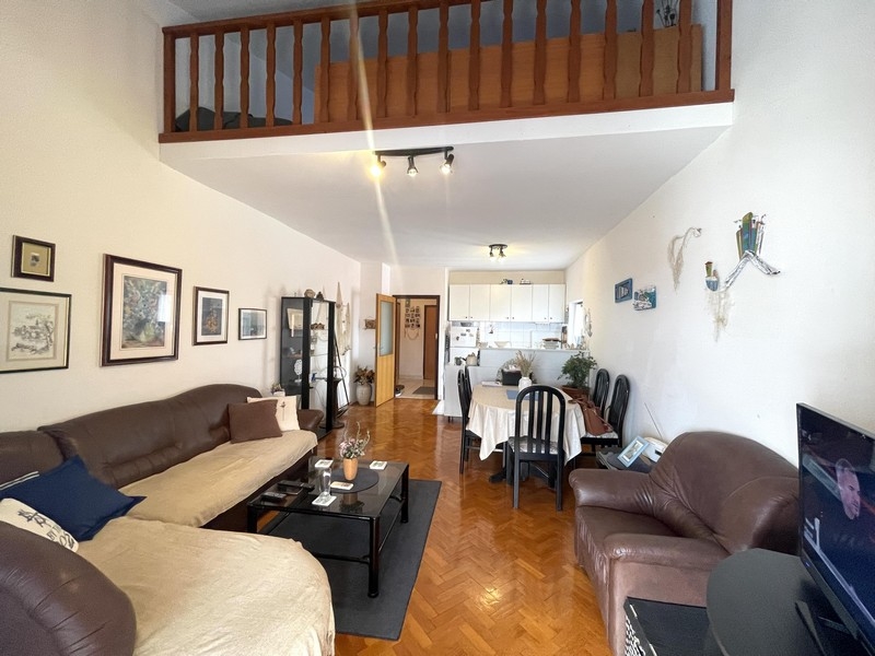 Obývacia izba s galériou a jedálenským kútom