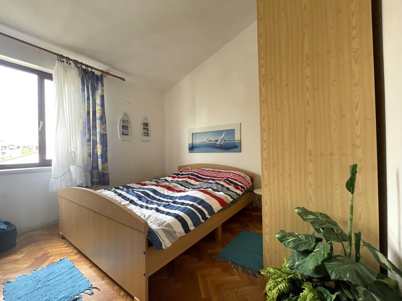 Spálňa s oknom a manželskou posteľou