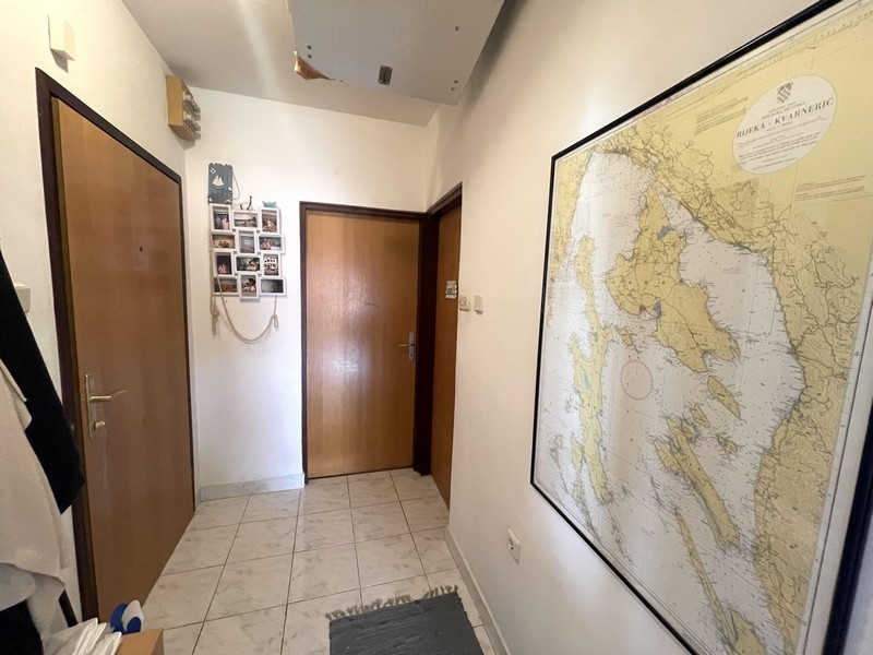 Chodba s nástennou mapou