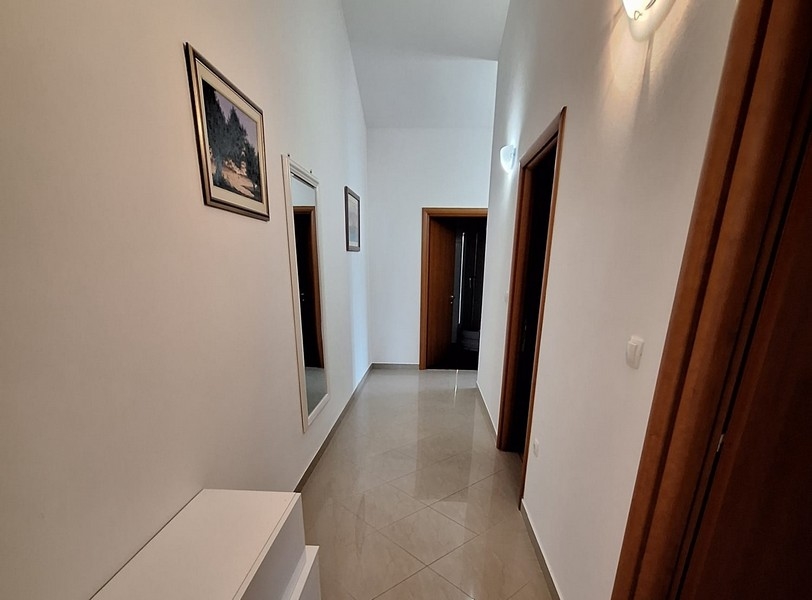 Predsieň s nástenným zrkadlom a obrázkami