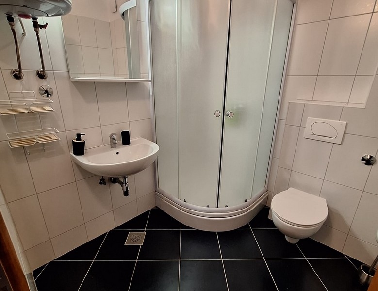 Moderná kúpeľňa so sprchovacím kútom, umývadlom a WC