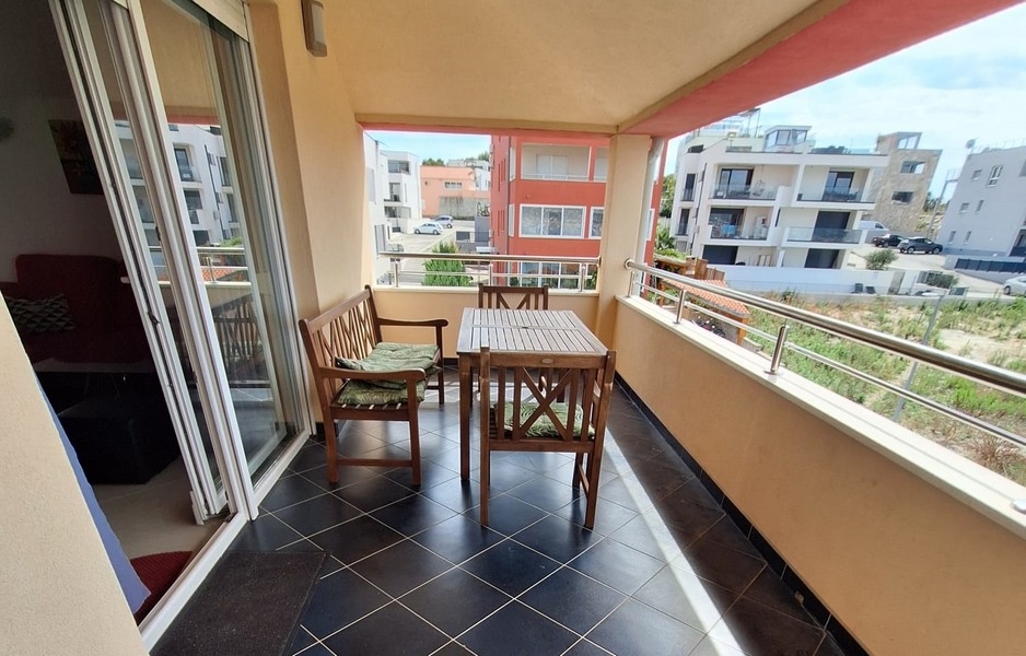 Krytý balkón s jedálenským stolom nehnuteľnosti A3507 na ostrove Čiovo v Chorvátsku - Panorama Skauting.