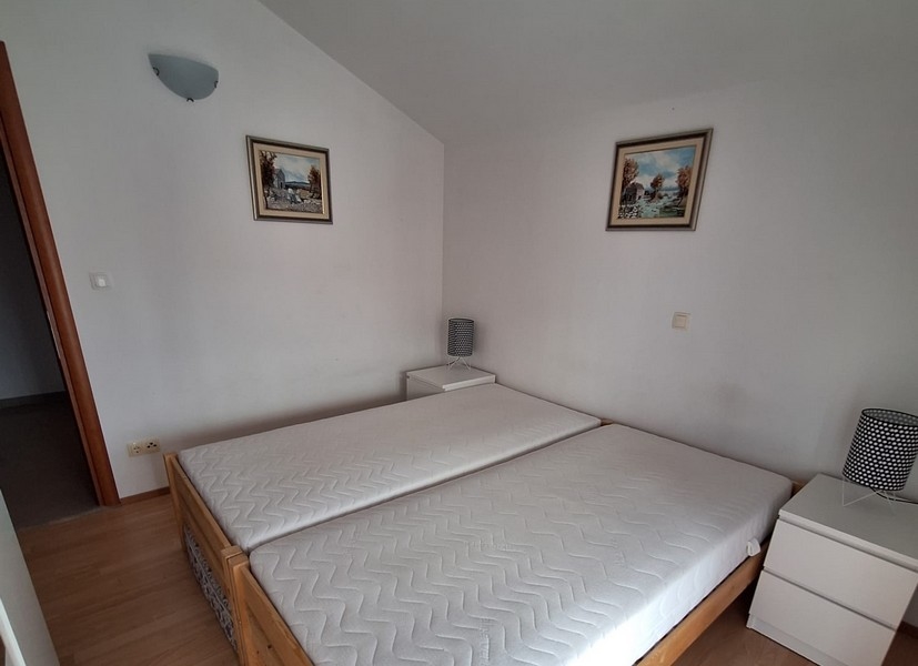 Spálňa s dvoma jednolôžkami a nočnými stolíkmi