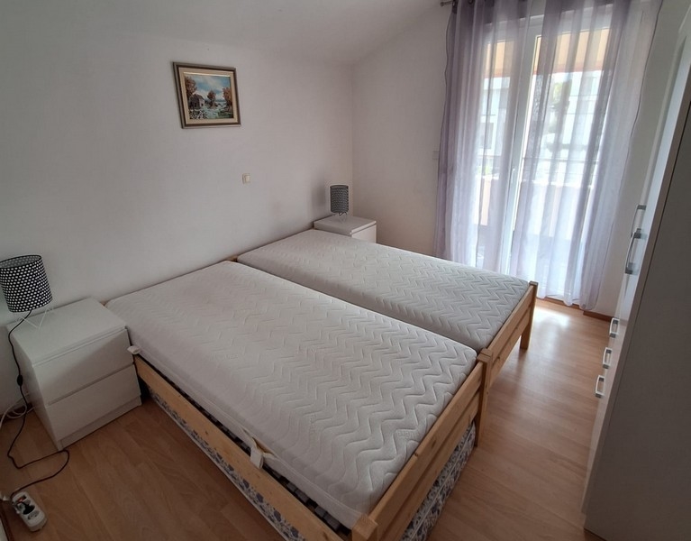 Spálňa s jednolôžkami a prístupom na balkón