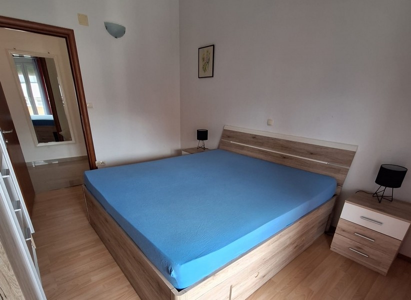 Spálňa s manželskou posteľou a nočnými stolíkmi