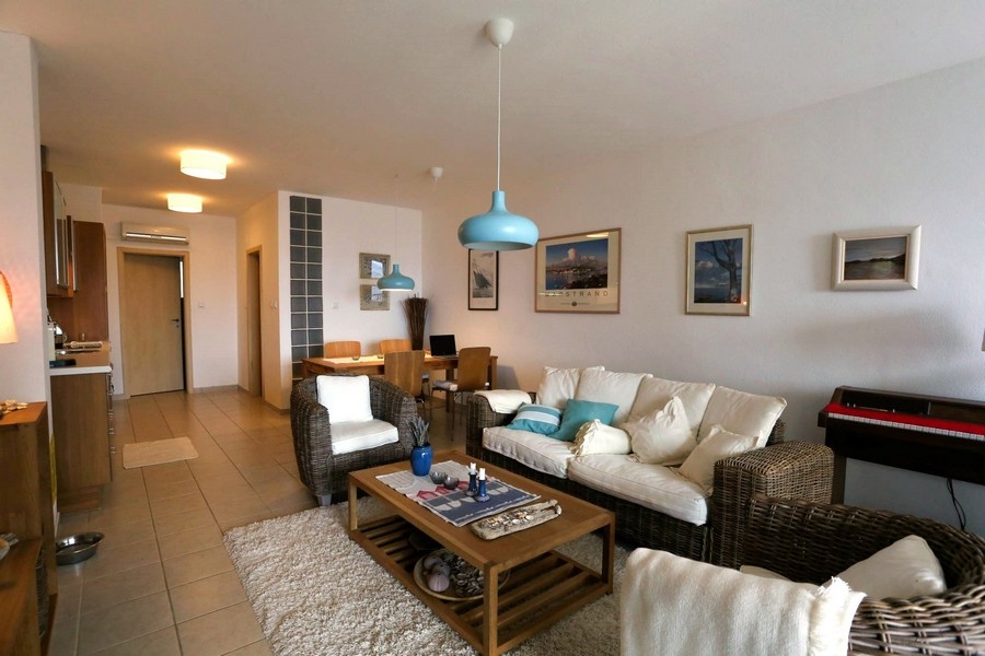 Obývacia izba nehnuteľnosti A3509 pri mori v Chorvátsku.