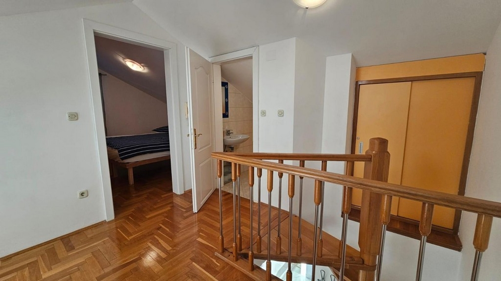 Na galérii je ďalšia izba a WC.