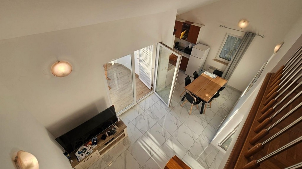 Pohľad z galérie na obývaciu časť a jedáleň.