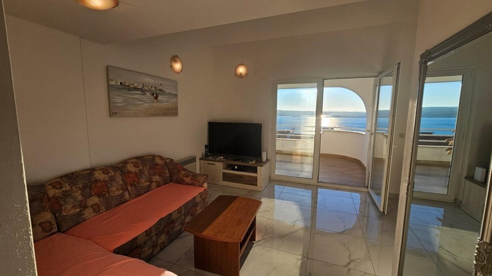 Prakticky zariadená obývacia izba ponúka aj krásny výhľad na more.