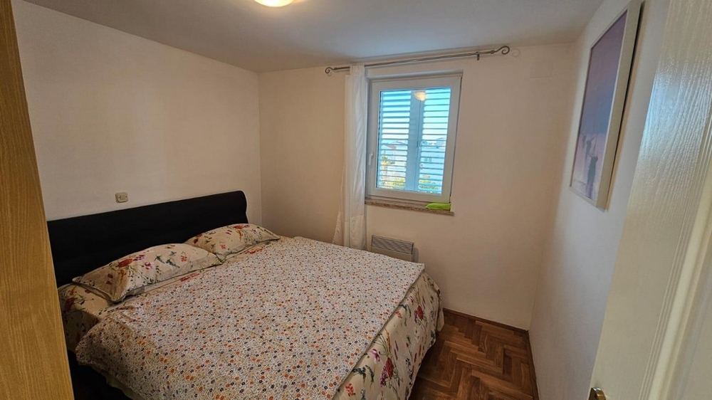 Manželská posteľ v útulnej spálni.