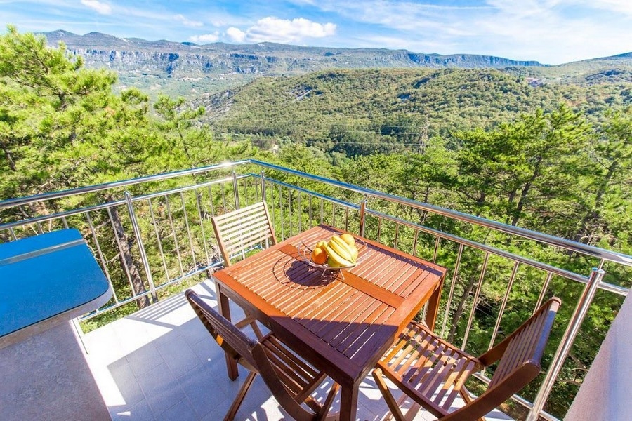 Pohľad na zeleň z balkóna nehnuteľnosti A3515 v Crikvenici v Chorvátsku.