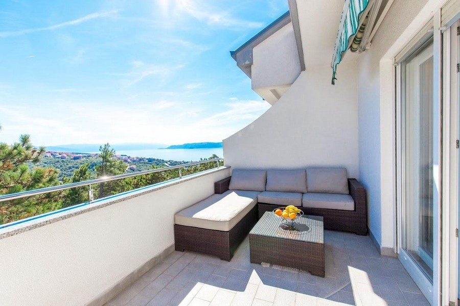 Terasa s posedením a výhľadom na more