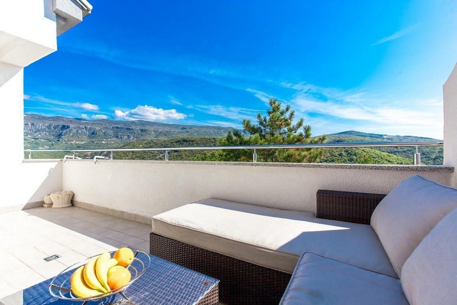 Terasa s posedením a výhľadom na more