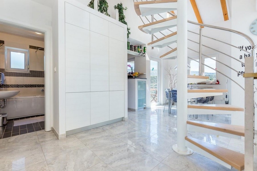 Drevené a kovové schodisko v otvorenom obytnom priestore