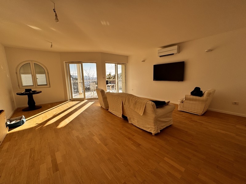 Vysoko kvalitný apartmán s prístupom na terasu bytu A3519 v Ičići neďaleko Opaitje.