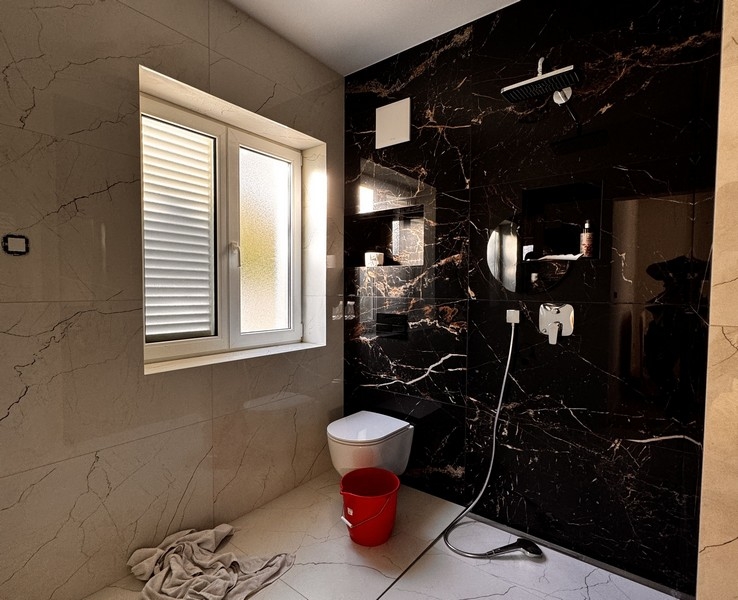 Zrekonštruovaná kúpeľňa s moderným vybavením.