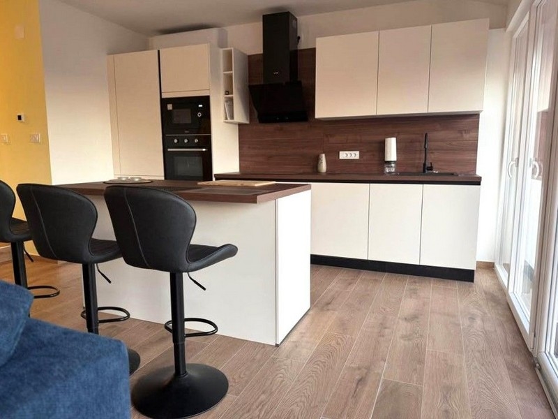 Moderná kuchyňa bytu A3523, ktorý je na predaj v Matulji, Chorvátsko.