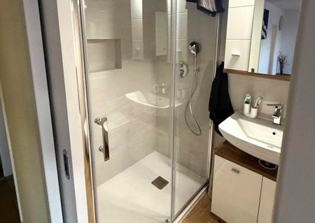 Kúpeľňa so sprchovacím kútom.