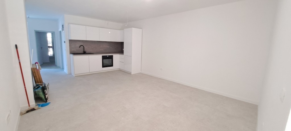 Svetlá kuchynská linka so vstavanými spotrebičmi a minimalistickým dizajnom, nehnuteľnosť A3529