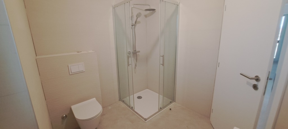 Kúpeľňa so sprchovacím kútom a moderným dizajnom v Poljane, nehnuteľnosť A3529, Panorama Skauting