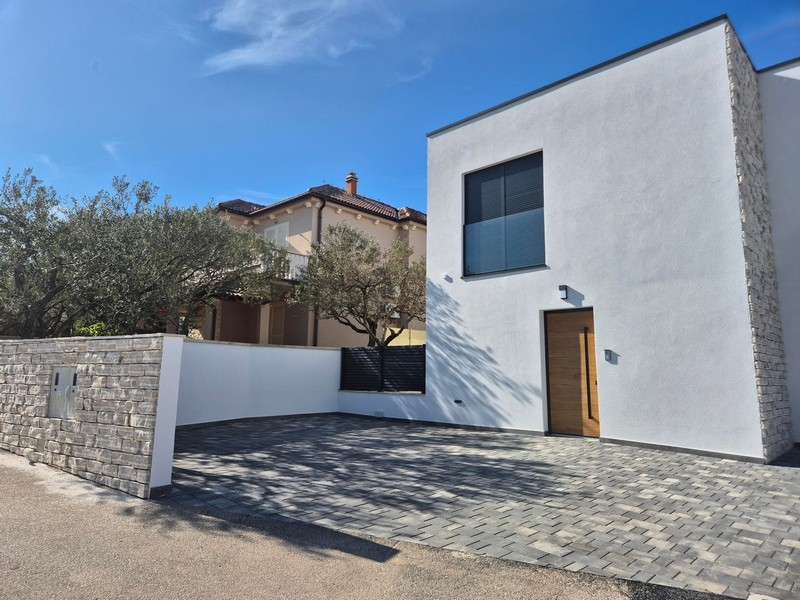 Vstupný priestor z parkoviska.