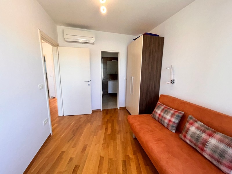 Klimatizovaná spálňa s pohovkou