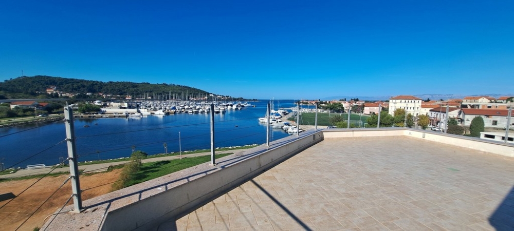 Strešná terasa nehnuteľnosti A353 na ostrove Ugljan v Chorvátsku.