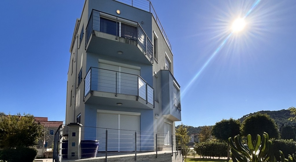 Moderný byt so strešnou terasou na Ugljan na predaj.