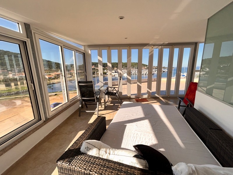 Obývacia izba s výhľadom na prístav a more