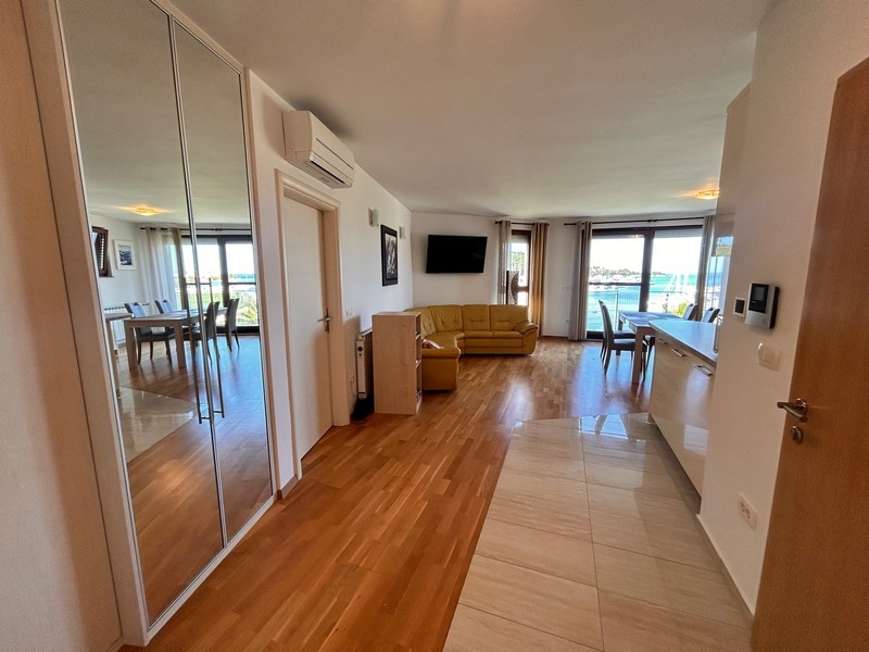 Predsieň s obývacím priestorom, pohovkou a výhľadom na more