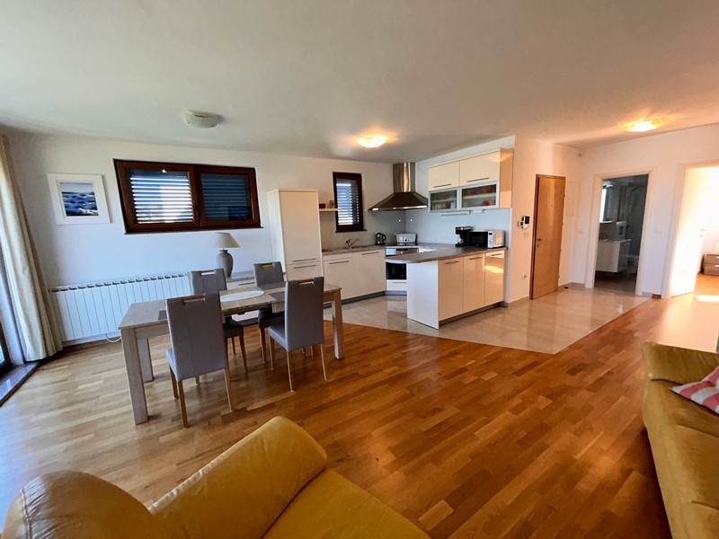 Otvorená kuchyňa a jedálenský kút s výhľadom na obývaciu časť