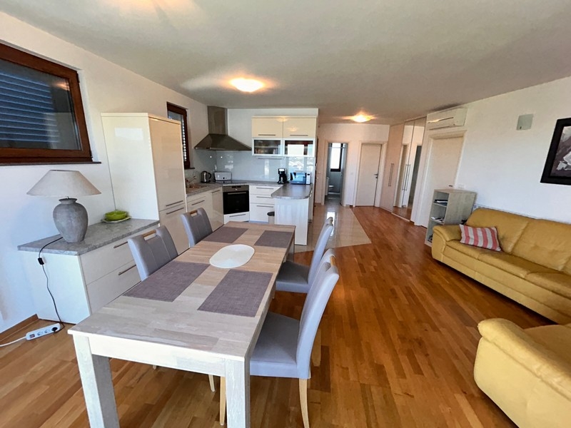 Jedáleň a obývacia izba, otvorená kuchyňa, panoramatický prieskum, ID A3535