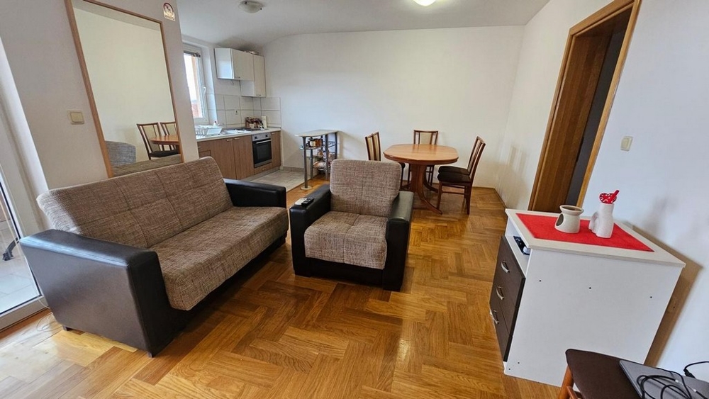 Obývacia izba a výhľad do kuchyne nehnuteľnosti A3543 v Chorvátsku.