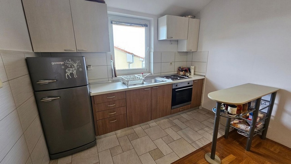 Kuchyňa a malý bar.